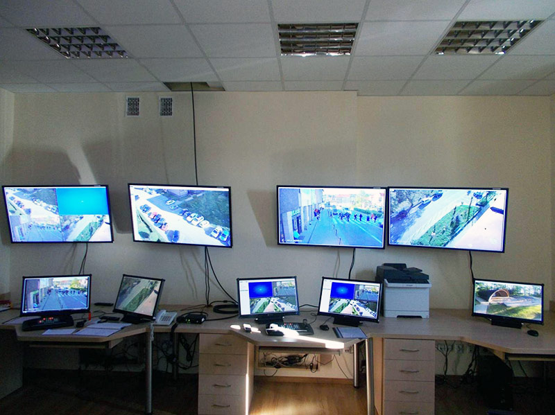 Centrum monitoringu miejskiego w siedzibie straży miejskiej w Bochni